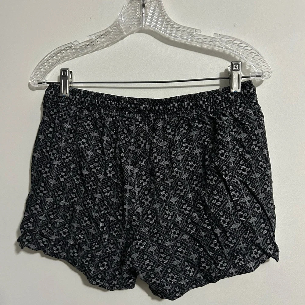 Old  Navy Patterned‎ Shorts - Picture 2 of 3